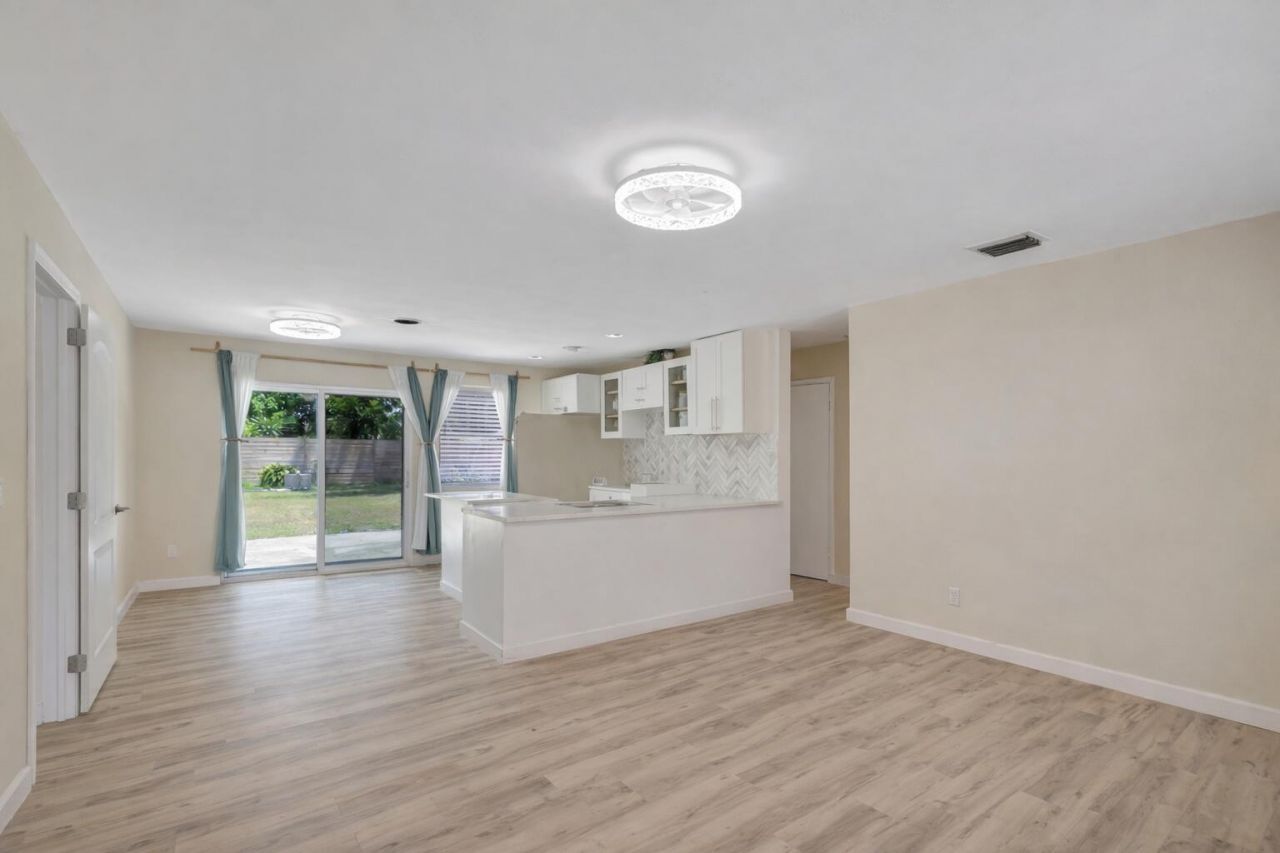 140 W 31st Court, Riviera Beach, FL 33404 Photo