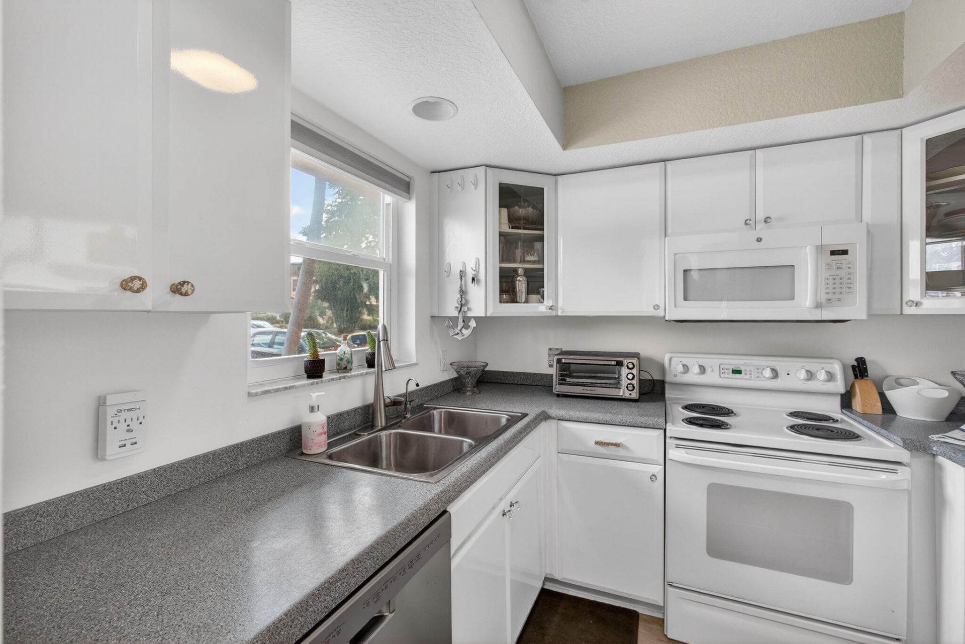 2950 SE Ocean Blvd Boulevard, Stuart, FL 34996 Photo