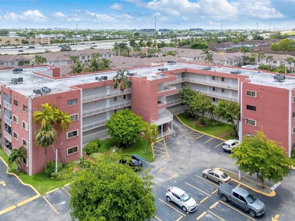 8425 NW 8th St, Unit 304, Miami, FL 33126