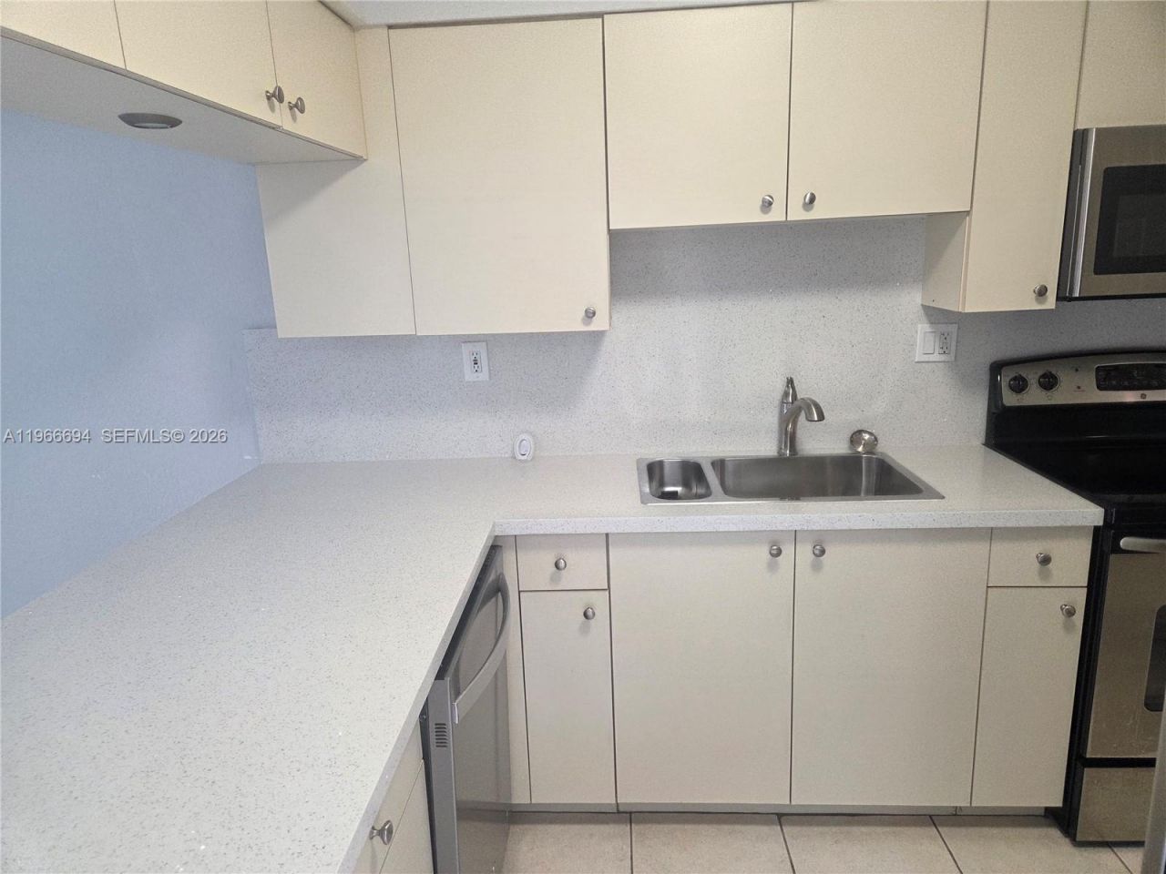 8425 NW 8th St, Unit 304, Miami, FL 33126 Photo