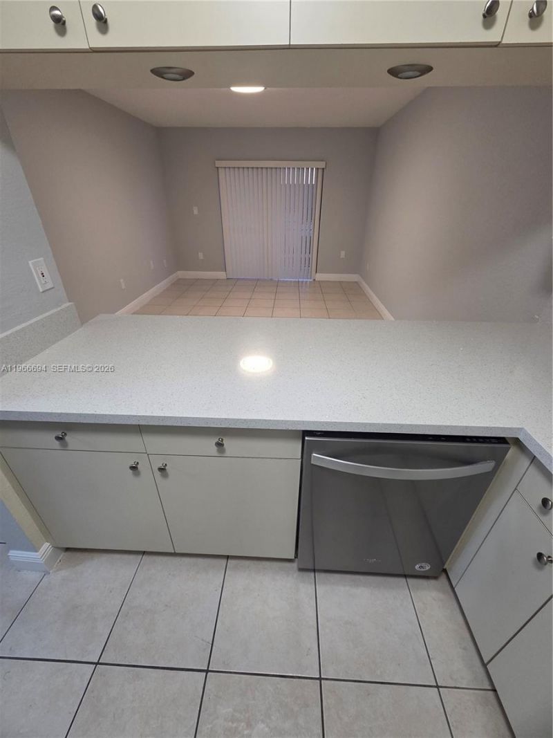 8425 NW 8th St, Unit 304, Miami, FL 33126 Photo