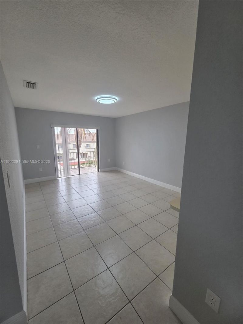 8425 NW 8th St, Unit 304, Miami, FL 33126 Photo