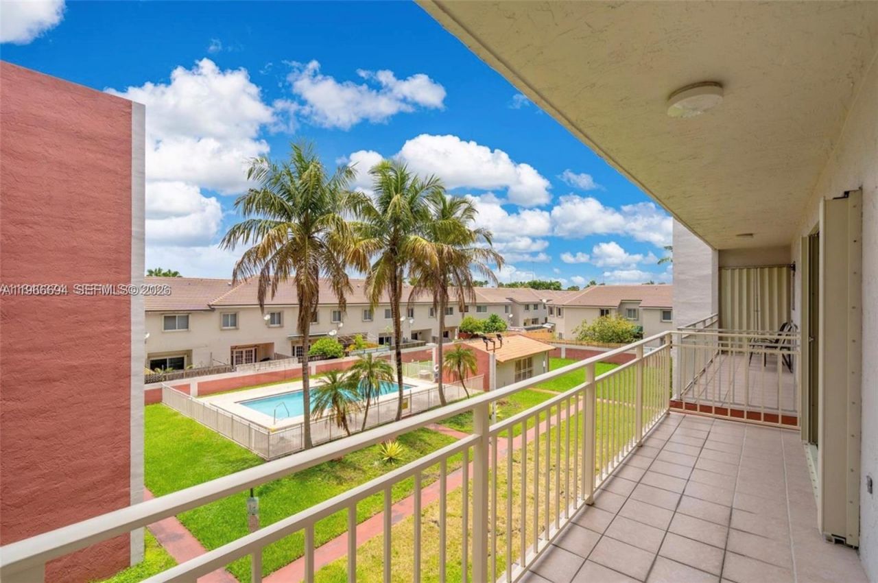 8425 NW 8th St, Unit 304, Miami, FL 33126 Photo