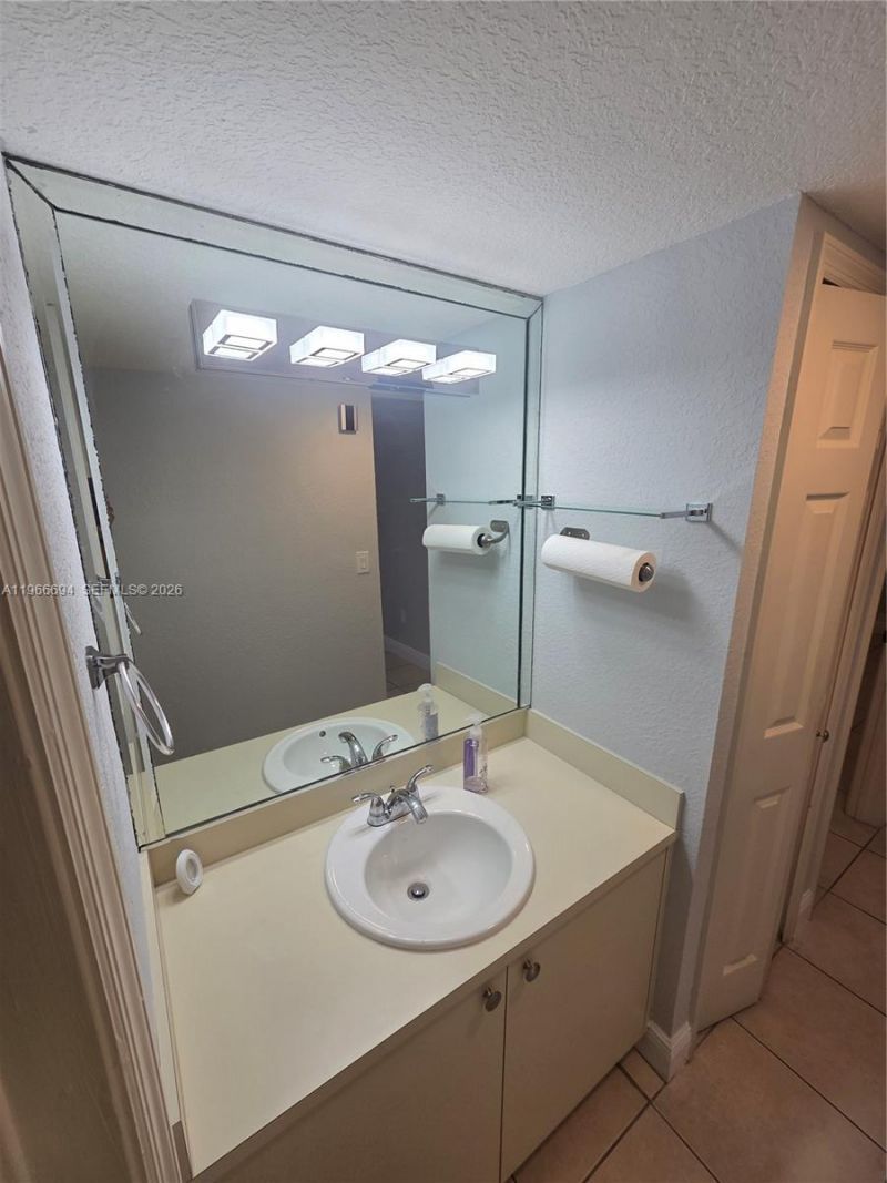 8425 NW 8th St, Unit 304, Miami, FL 33126 Photo
