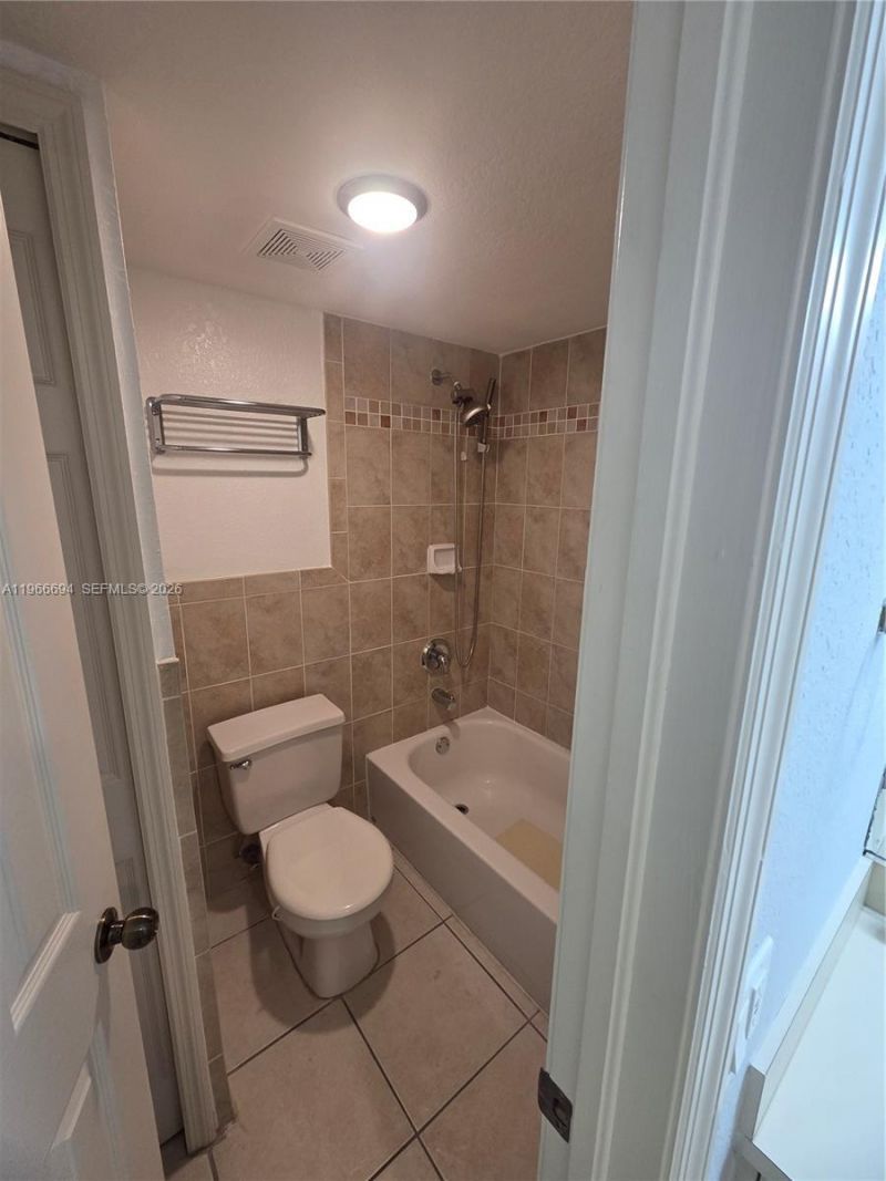 8425 NW 8th St, Unit 304, Miami, FL 33126 Photo