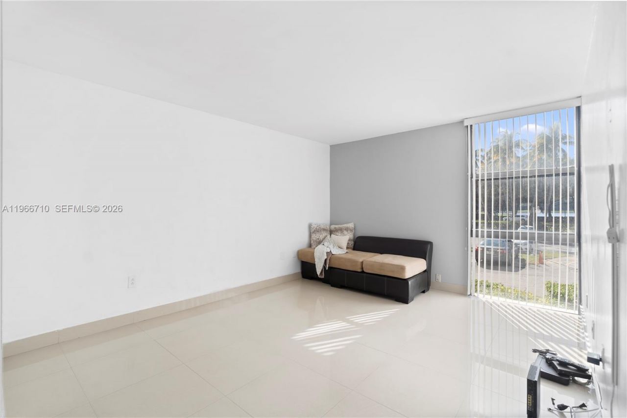 3675 N Country Club Dr , Unit 105, Aventura, FL 33180 Photo