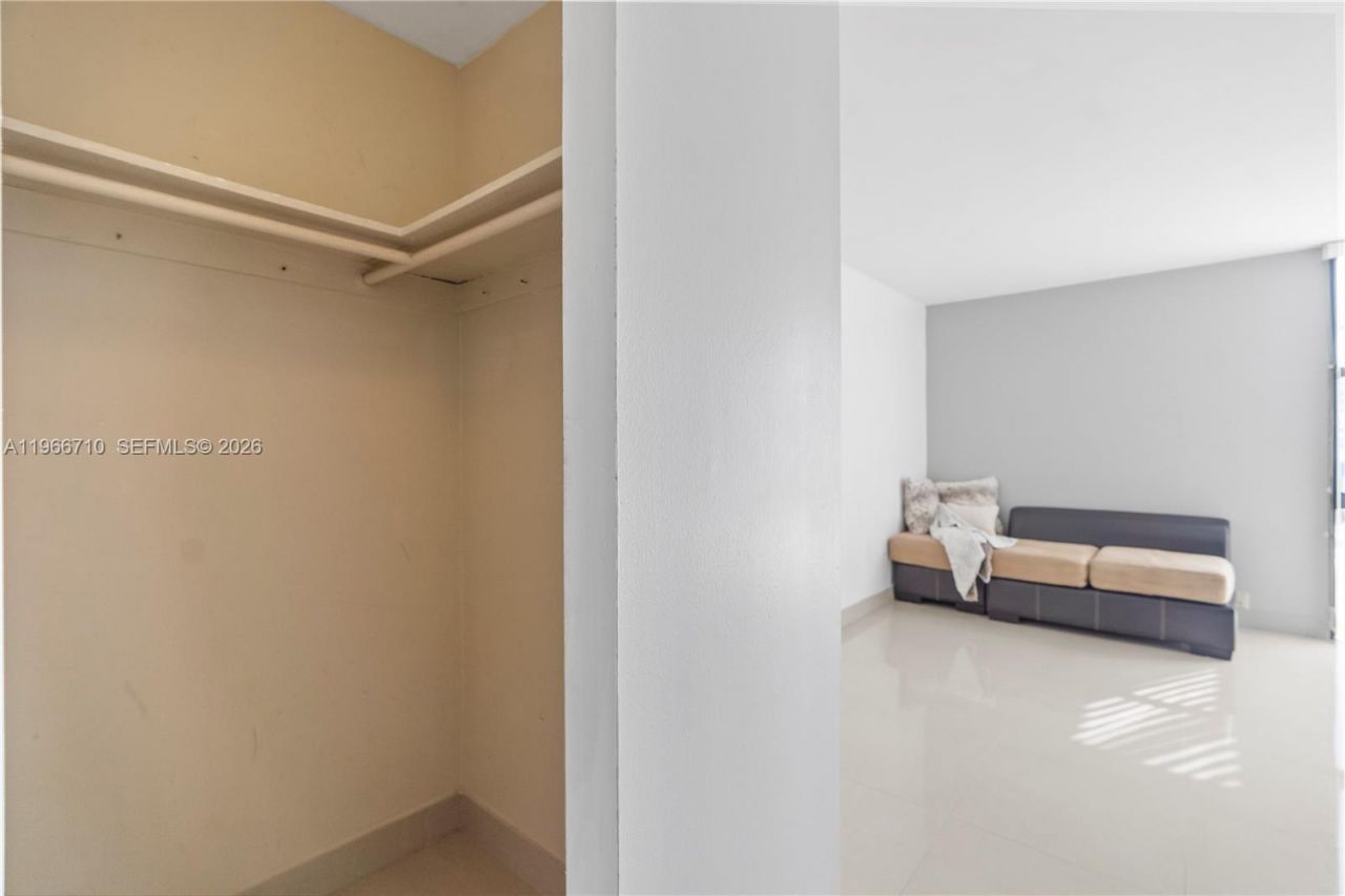 3675 N Country Club Dr , Unit 105, Aventura, FL 33180 Photo