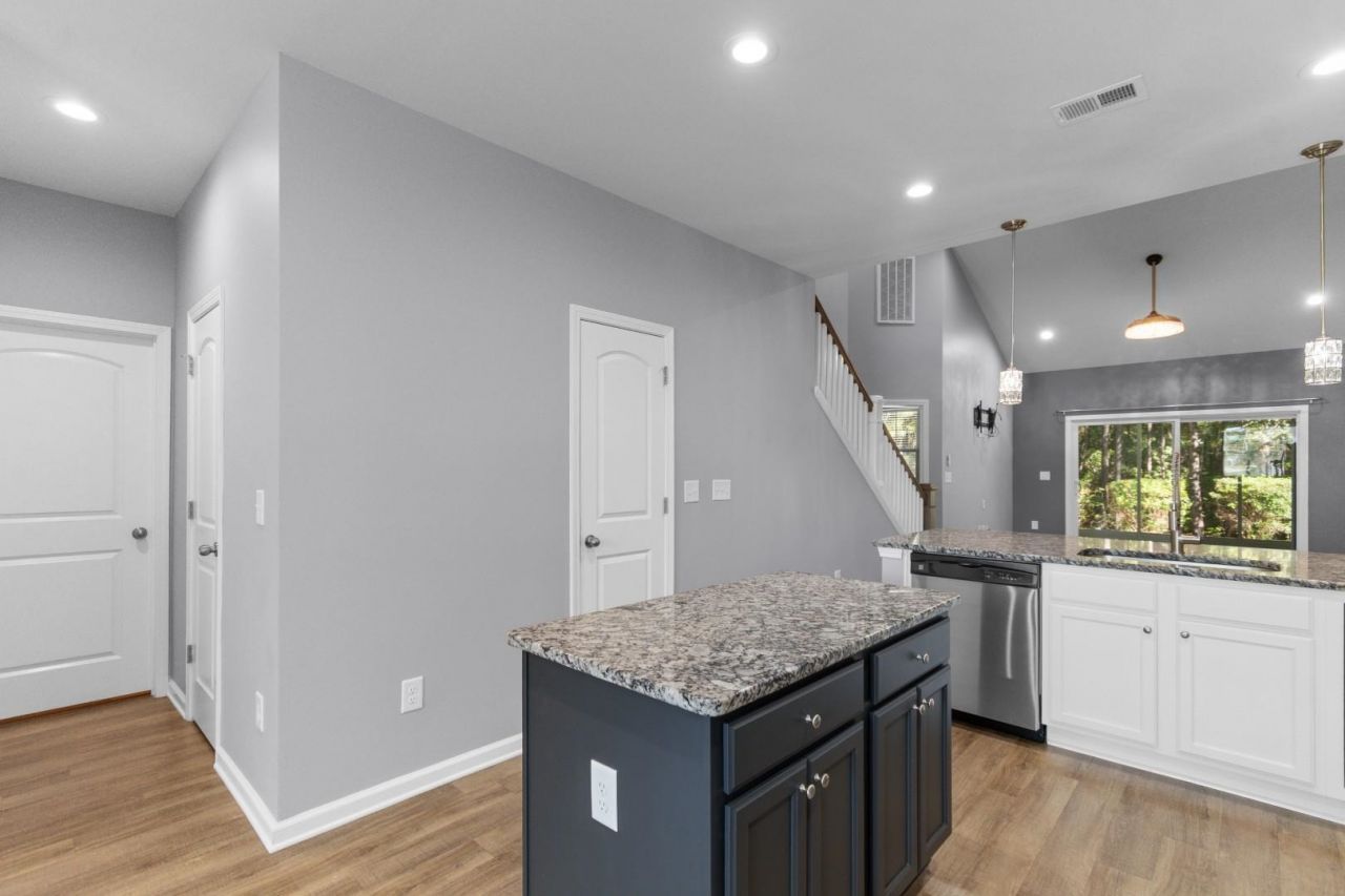 100 Machrie Loop Photo 8