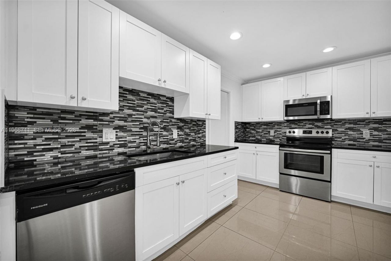 820 E Cypress Ln , Unit V-38, Pompano Beach, FL 33069 Photo