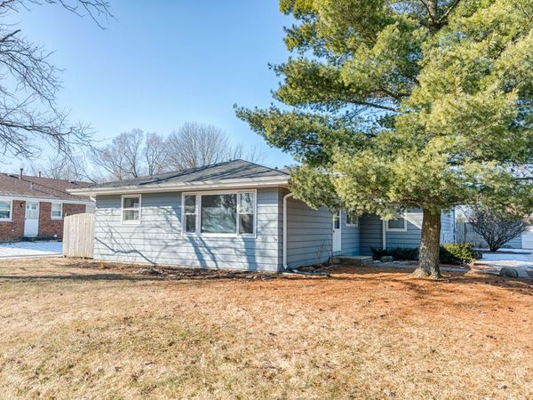 1131 Johnston Drive, Aurora, IL 60506