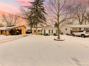 819 Woodingham Avenue, Waterford Twp, MI 48328