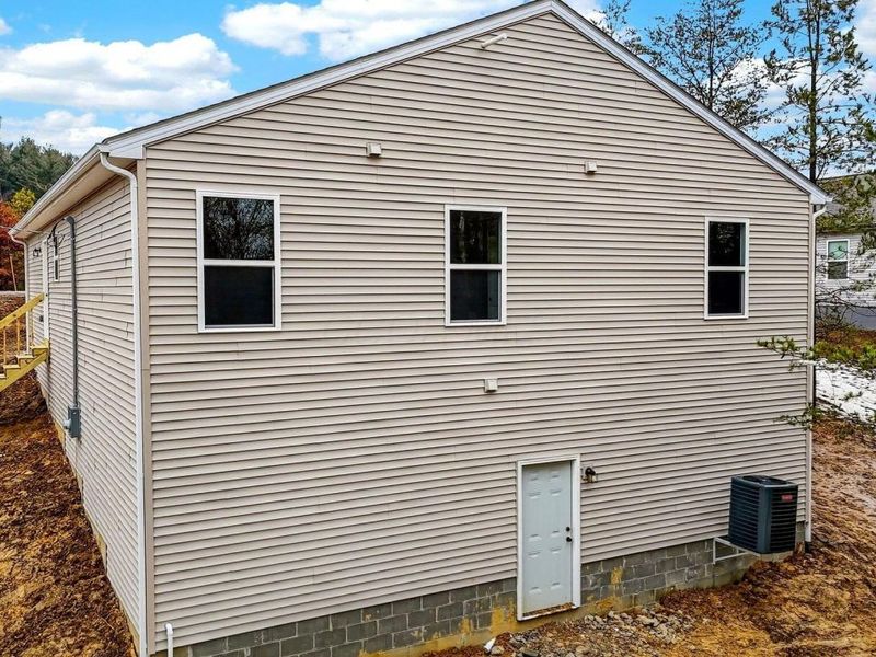 358 Elm Street , New Straitsville, OH 43766 Photo 5