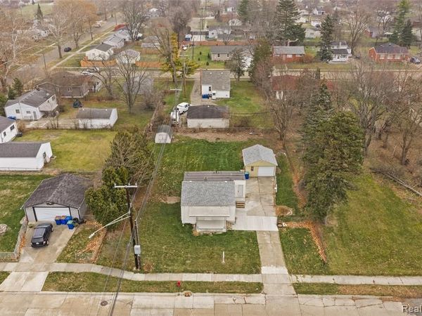 21118 Wellington Avenue E, Warren, MI 48089