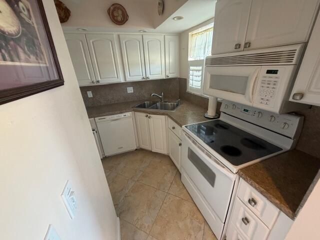 18081 SE Country Club Drive, Unit 121, Tequesta, FL 33469 Photo