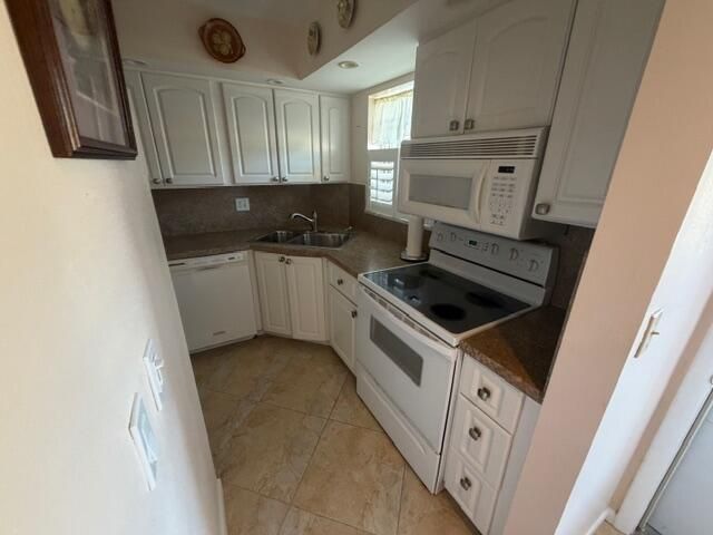 18081 SE Country Club Drive, Unit 121, Tequesta, FL 33469 Photo