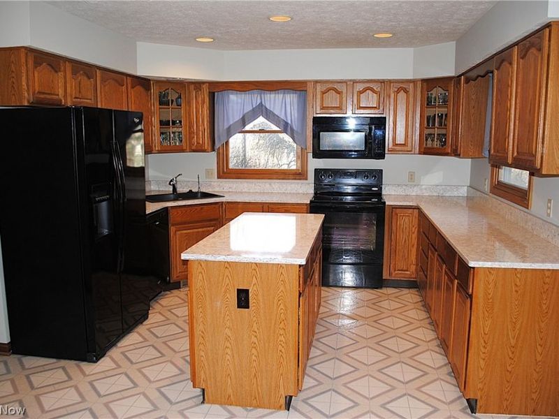 705 Willow Creek Drive, Amherst, OH 44001 Photo 10