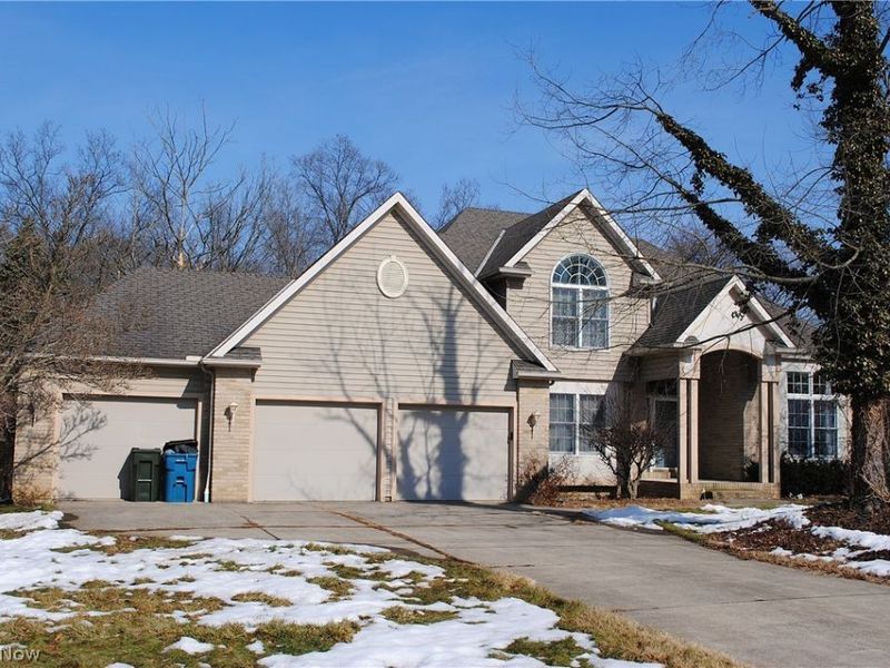 705 Willow Creek Drive, Amherst, OH 44001 Photo 2