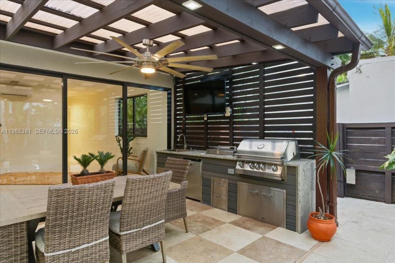 1737 SW 10th St , Miami, FL 33135 Photo