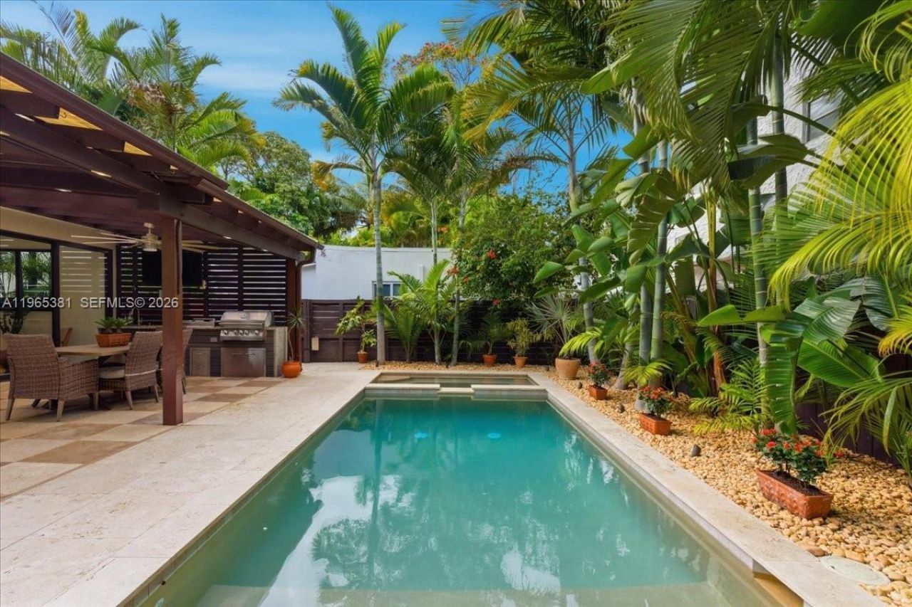 1737 SW 10th St , Miami, FL 33135 Photo