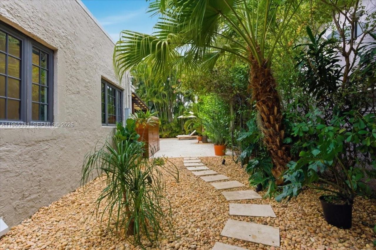 1737 SW 10th St , Miami, FL 33135 Photo