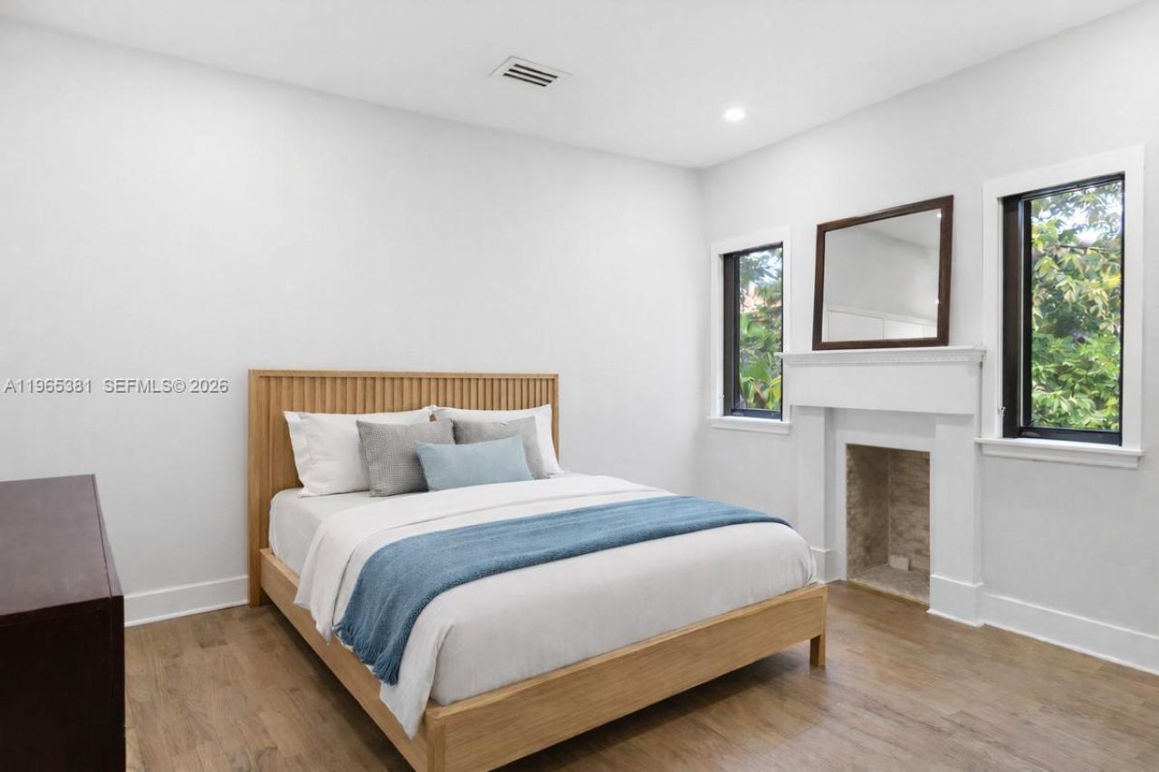 1737 SW 10th St , Miami, FL 33135 Photo