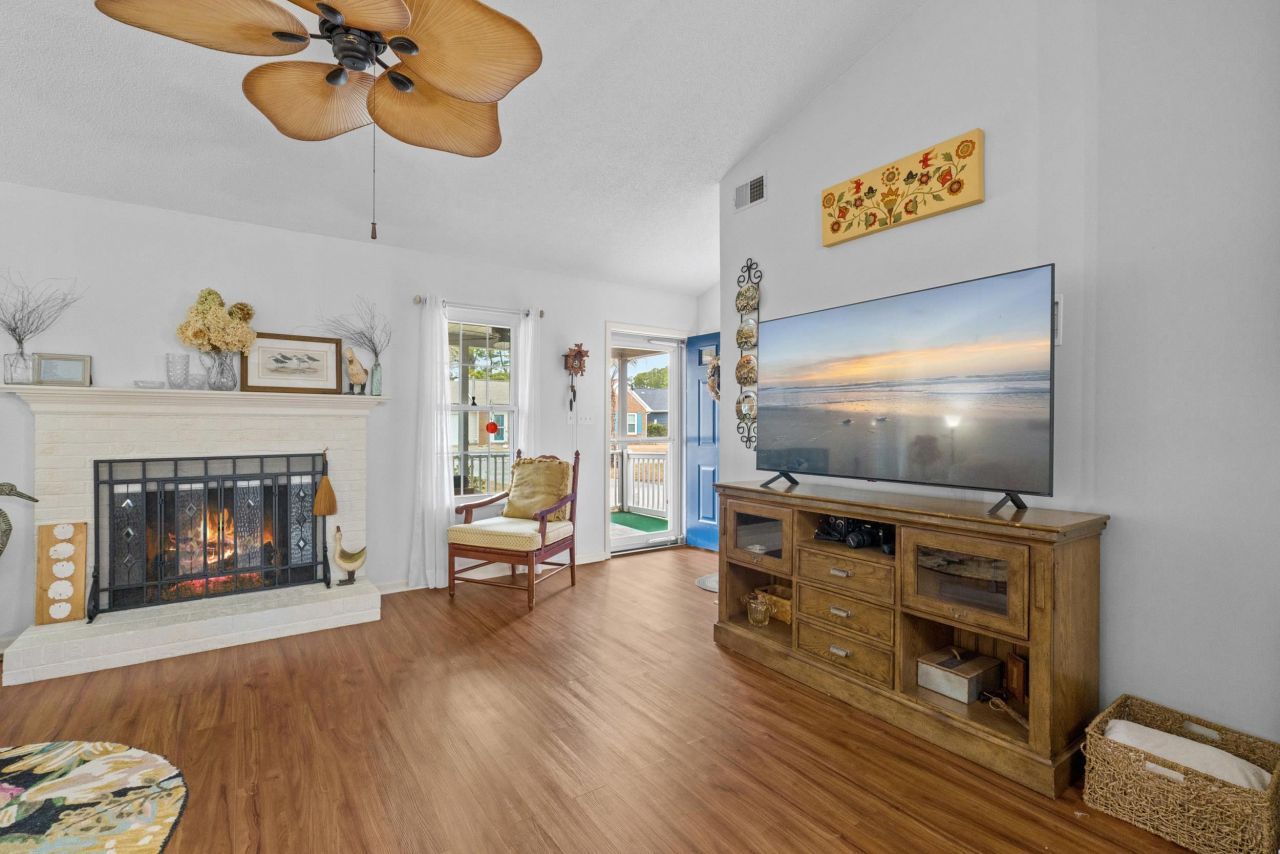 1104 Fox Sparrow Dr. Photo 6