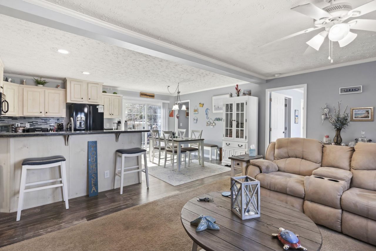 4555 Manitook Dr. Photo 4