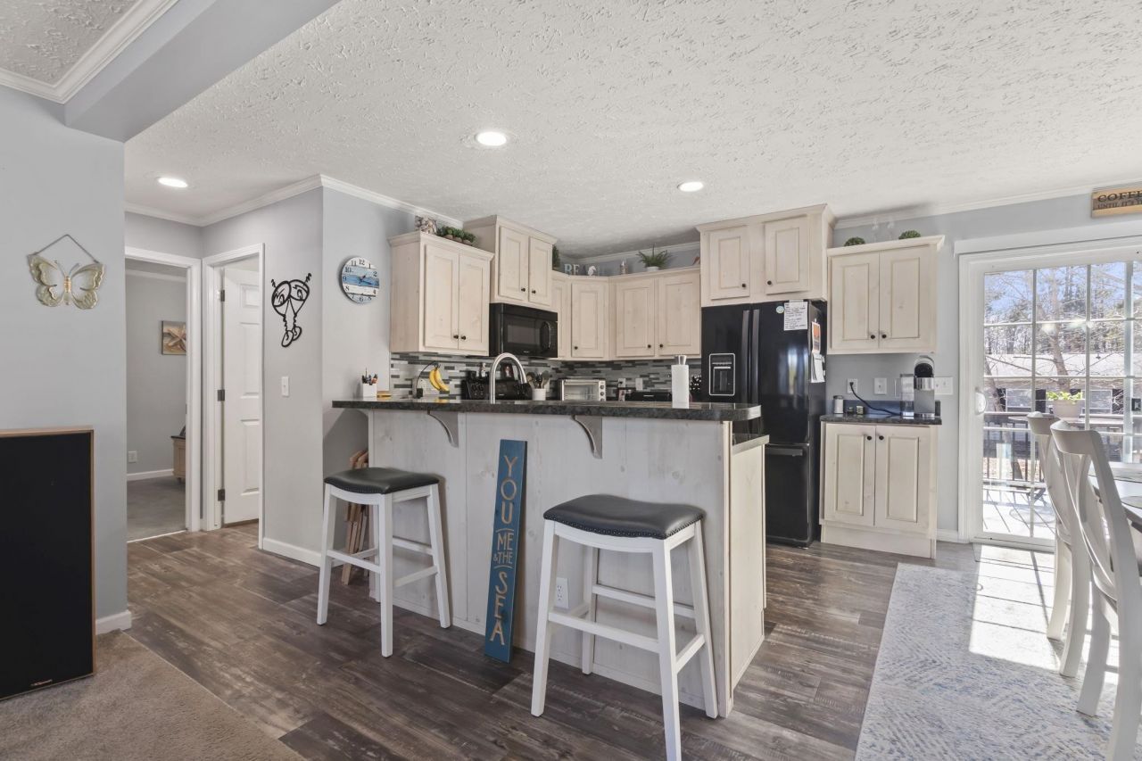 4555 Manitook Dr. Photo 6