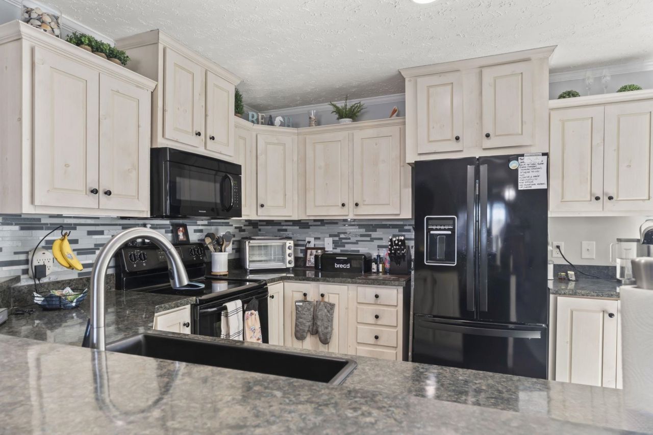 4555 Manitook Dr. Photo 7