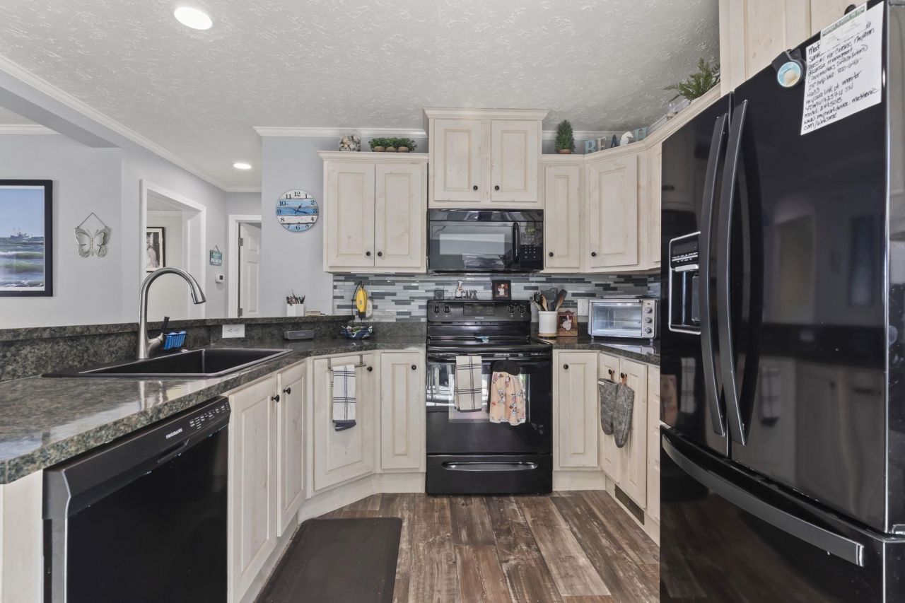 4555 Manitook Dr. Photo 8