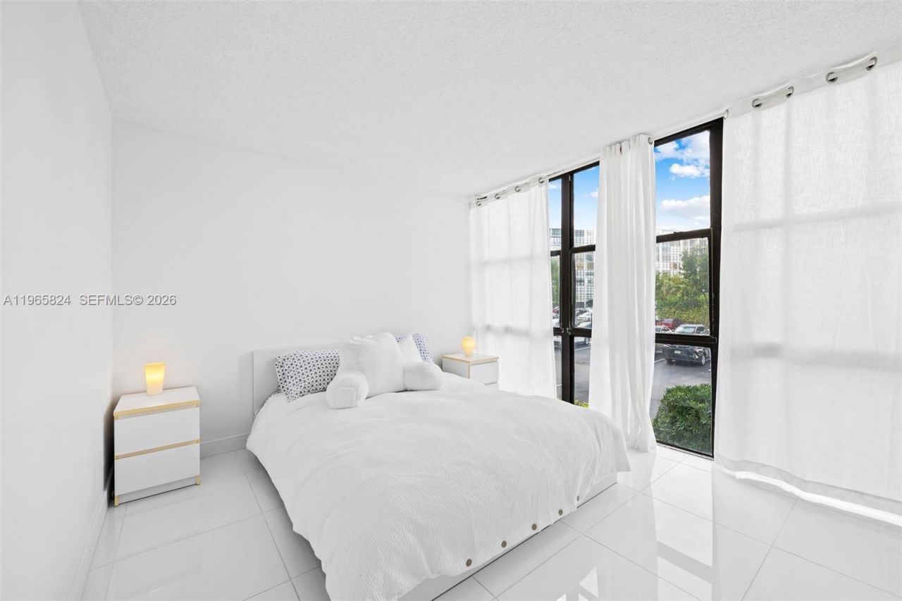 800 Parkview Dr, Unit 221, Hallandale Beach, FL 33009 Photo