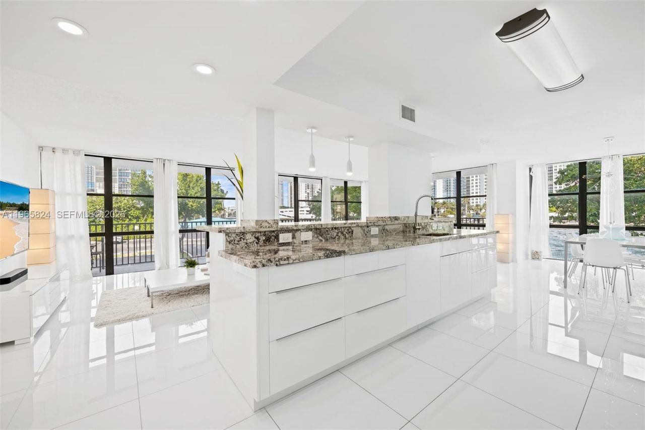 800 Parkview Dr, Unit 221, Hallandale Beach, FL 33009 Photo