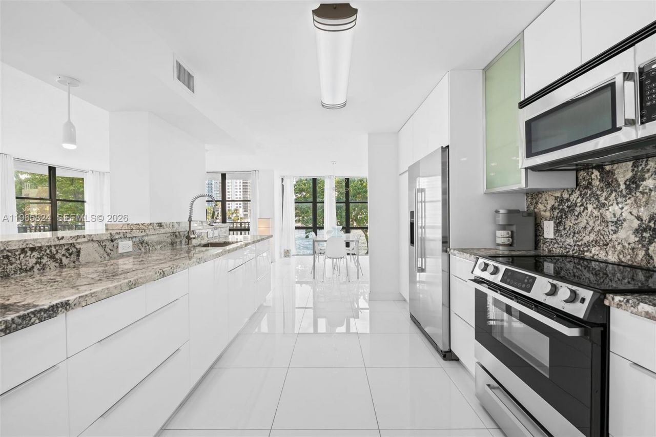 800 Parkview Dr, Unit 221, Hallandale Beach, FL 33009 Photo