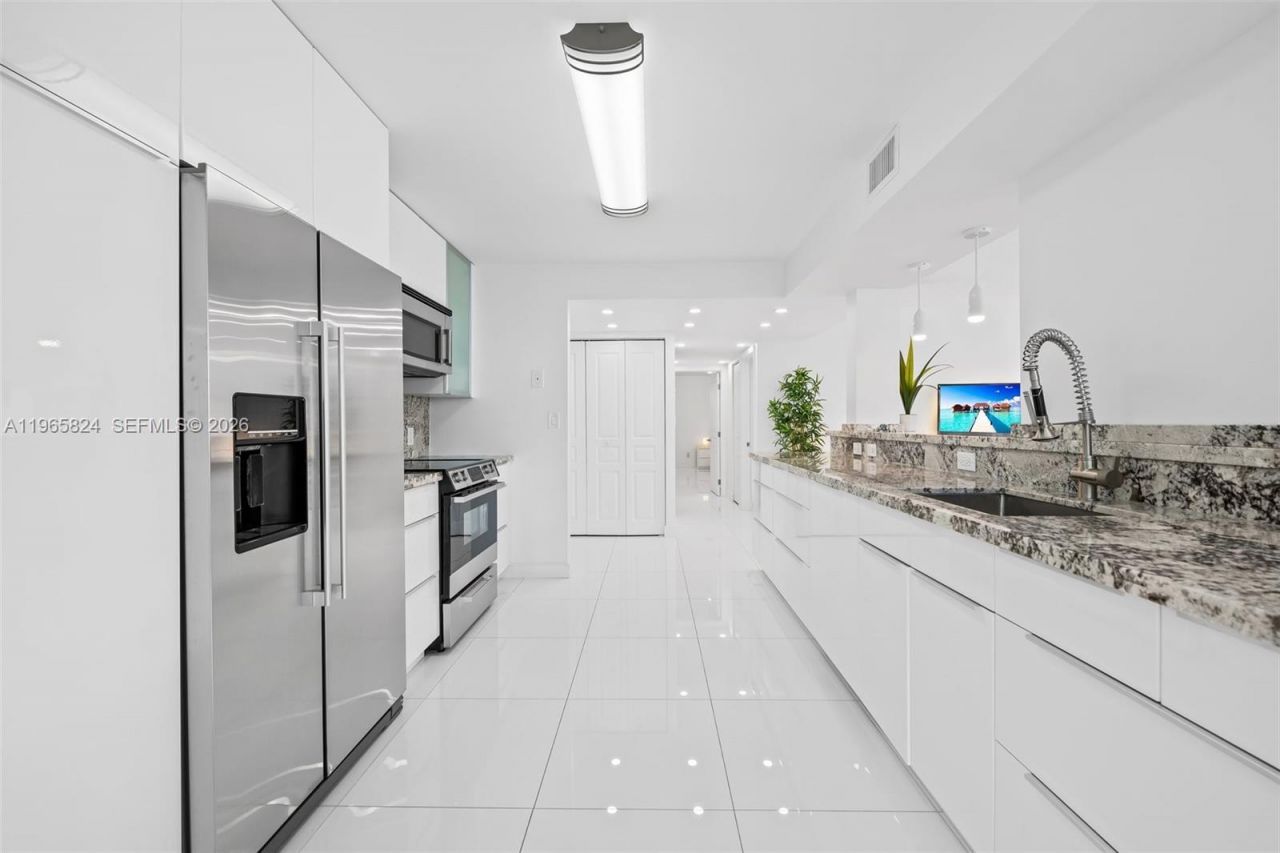 800 Parkview Dr, Unit 221, Hallandale Beach, FL 33009 Photo