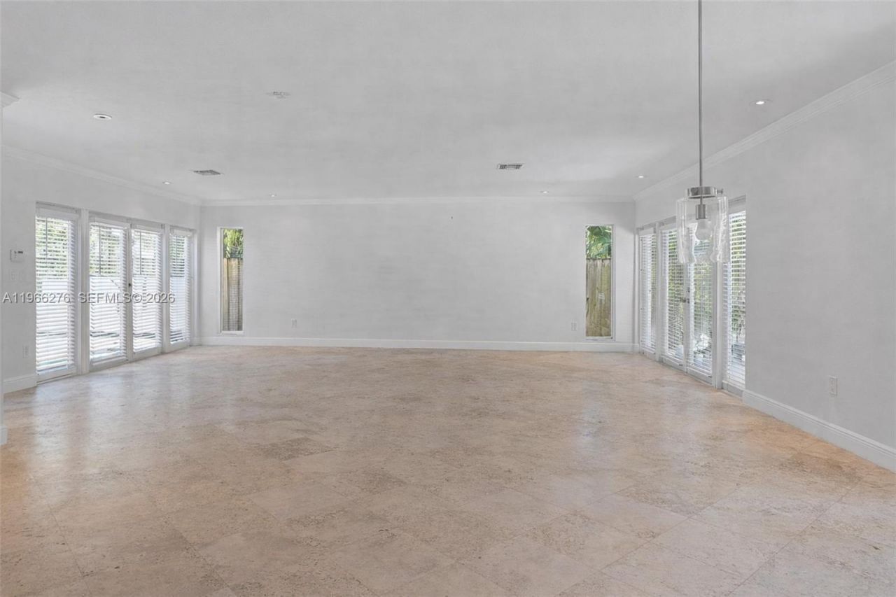 5830 Pine Tree Dr, Miami Beach, FL 33140 Photo