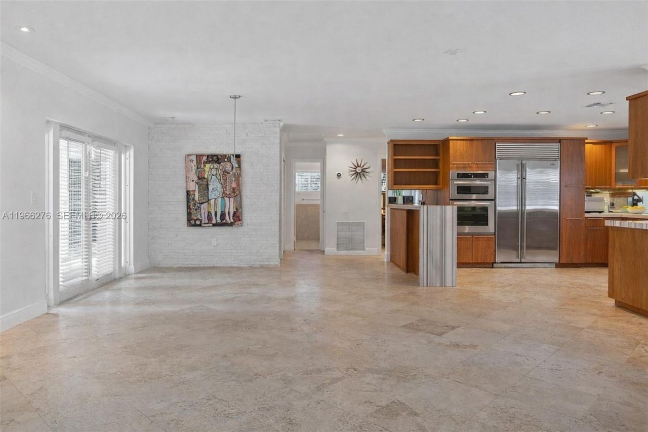 5830 Pine Tree Dr, Miami Beach, FL 33140 Photo