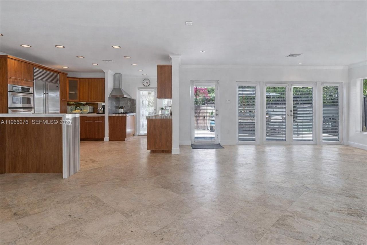 5830 Pine Tree Dr, Miami Beach, FL 33140 Photo