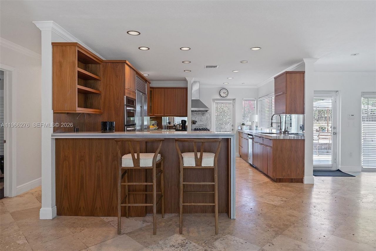 5830 Pine Tree Dr, Miami Beach, FL 33140 Photo