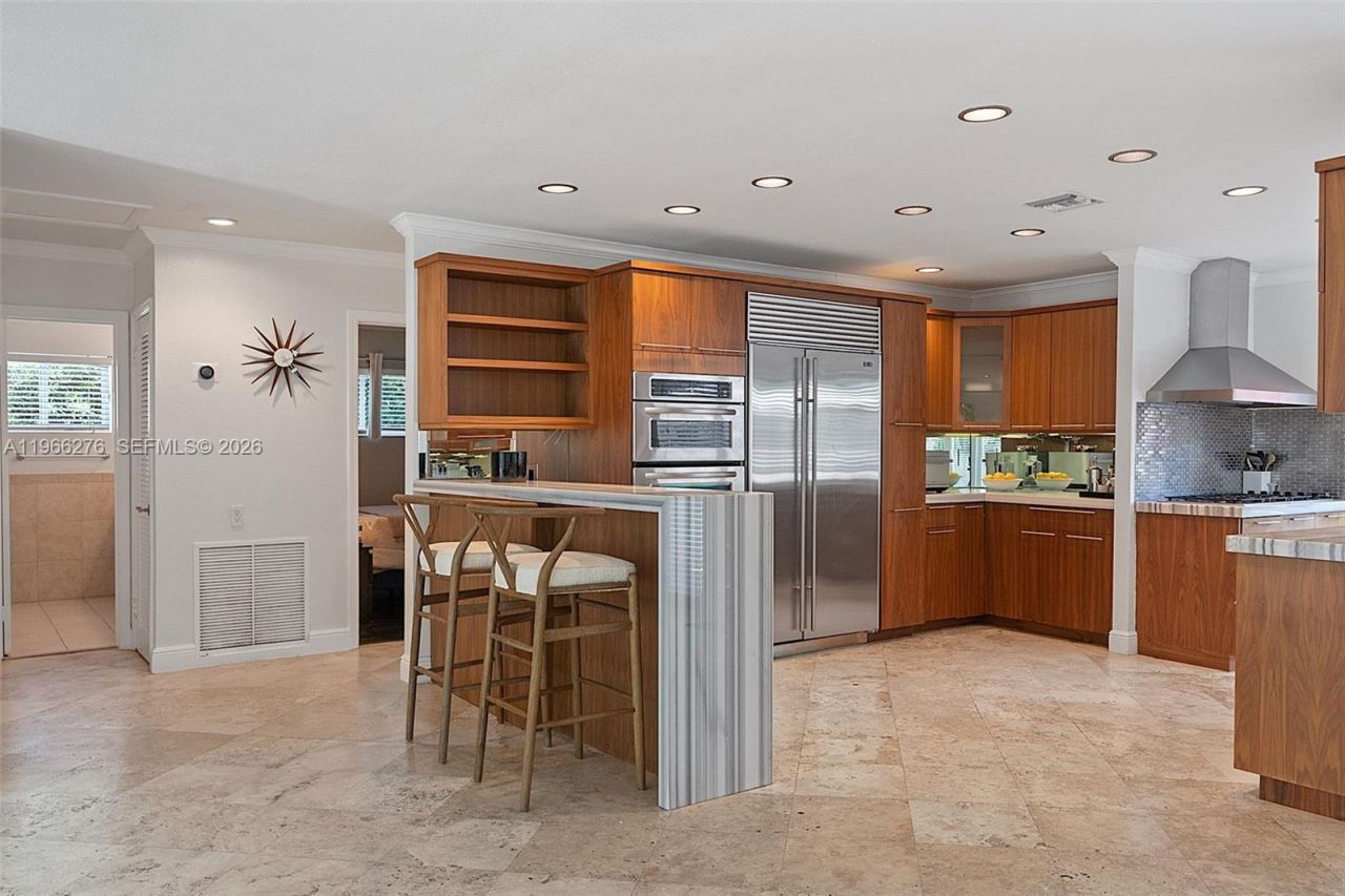 5830 Pine Tree Dr, Miami Beach, FL 33140 Photo