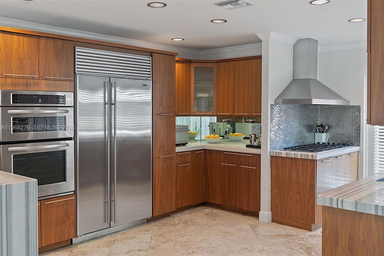 5830 Pine Tree Dr, Miami Beach, FL 33140 Photo