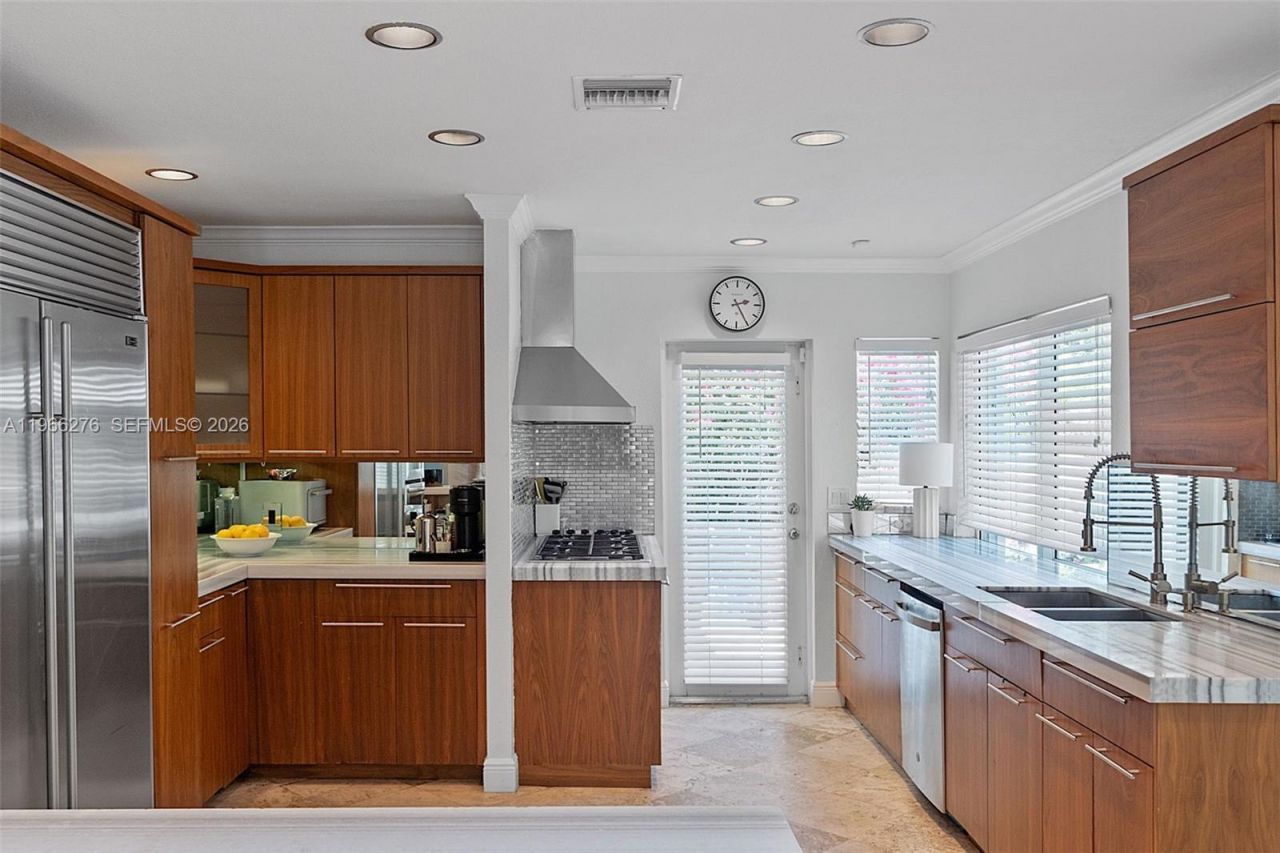 5830 Pine Tree Dr, Miami Beach, FL 33140 Photo