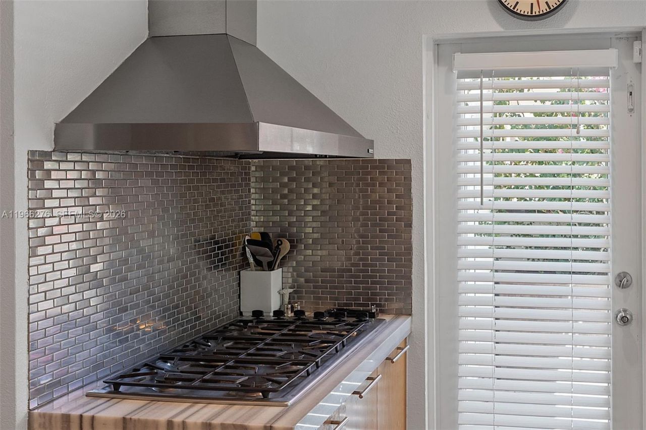 5830 Pine Tree Dr, Miami Beach, FL 33140 Photo