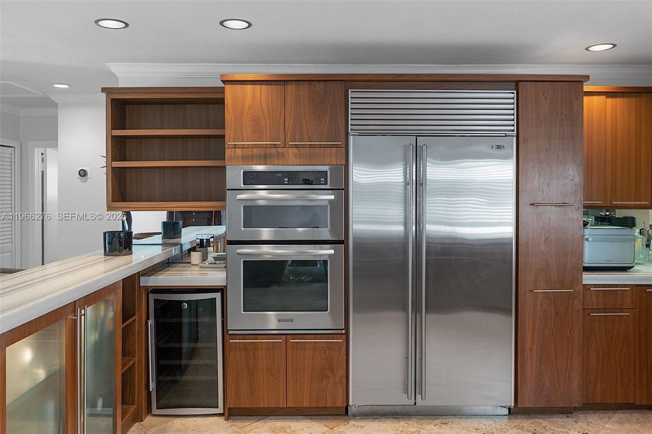 5830 Pine Tree Dr, Miami Beach, FL 33140 Photo