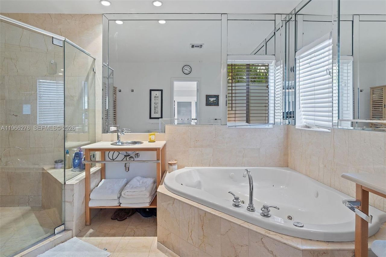 5830 Pine Tree Dr, Miami Beach, FL 33140 Photo