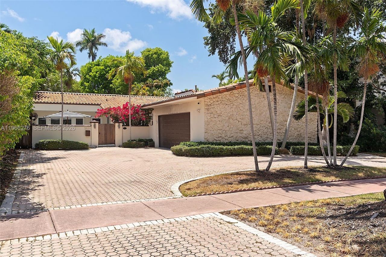 5830 Pine Tree Dr, Miami Beach, FL 33140 Photo