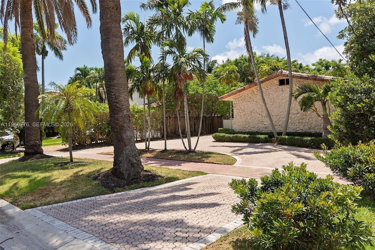 5830 Pine Tree Dr, Miami Beach, FL 33140 Photo