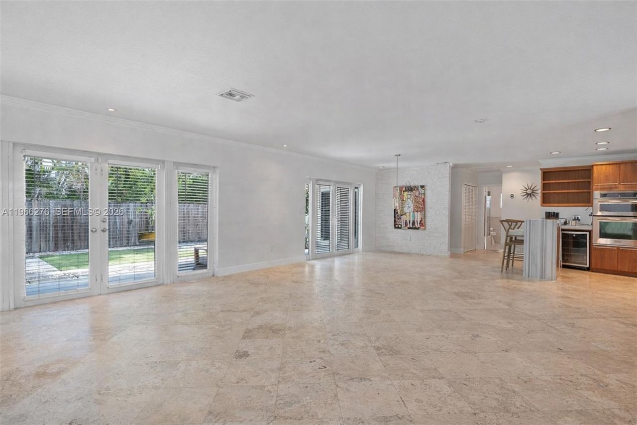 5830 Pine Tree Dr, Miami Beach, FL 33140 Photo