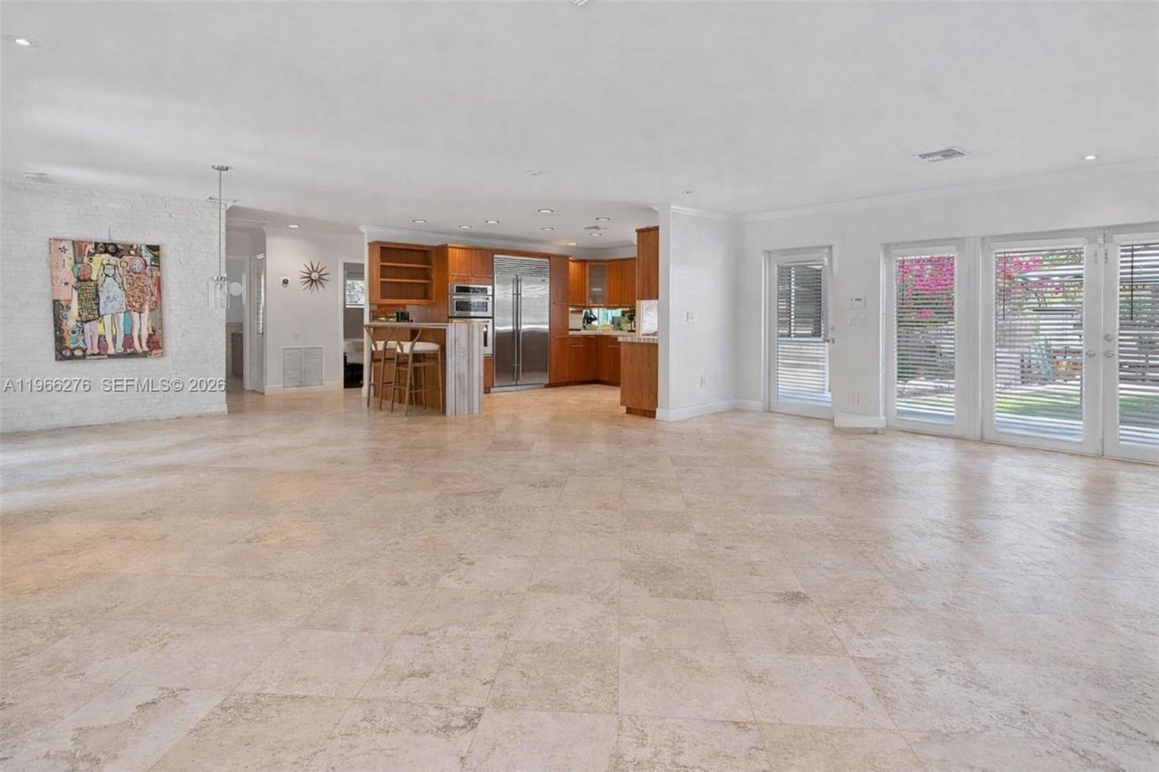 5830 Pine Tree Dr, Miami Beach, FL 33140 Photo