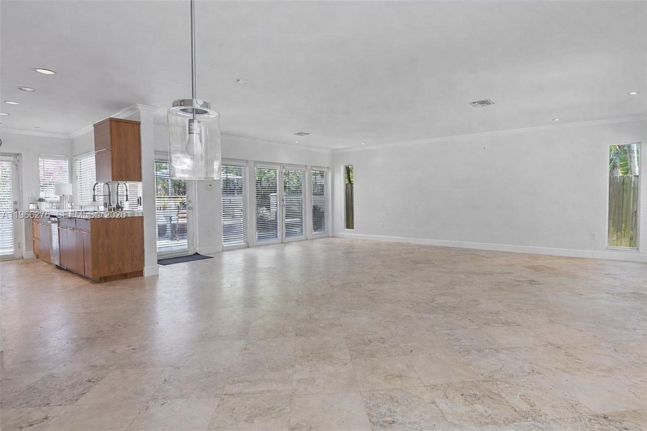 5830 Pine Tree Dr, Miami Beach, FL 33140 Photo