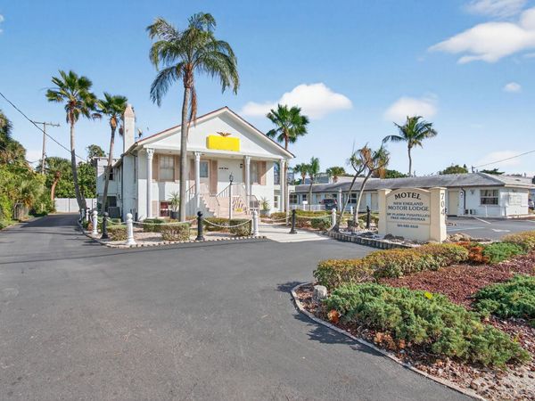 704 N Dixie Highway, Lantana, FL 33462